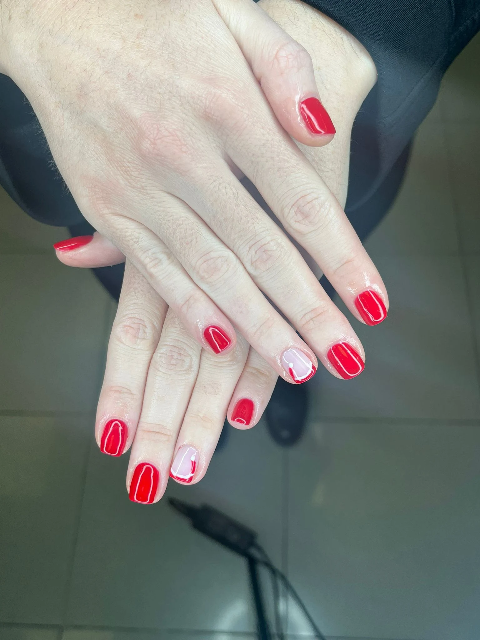 Manicura realizada en Opulent Esthetic